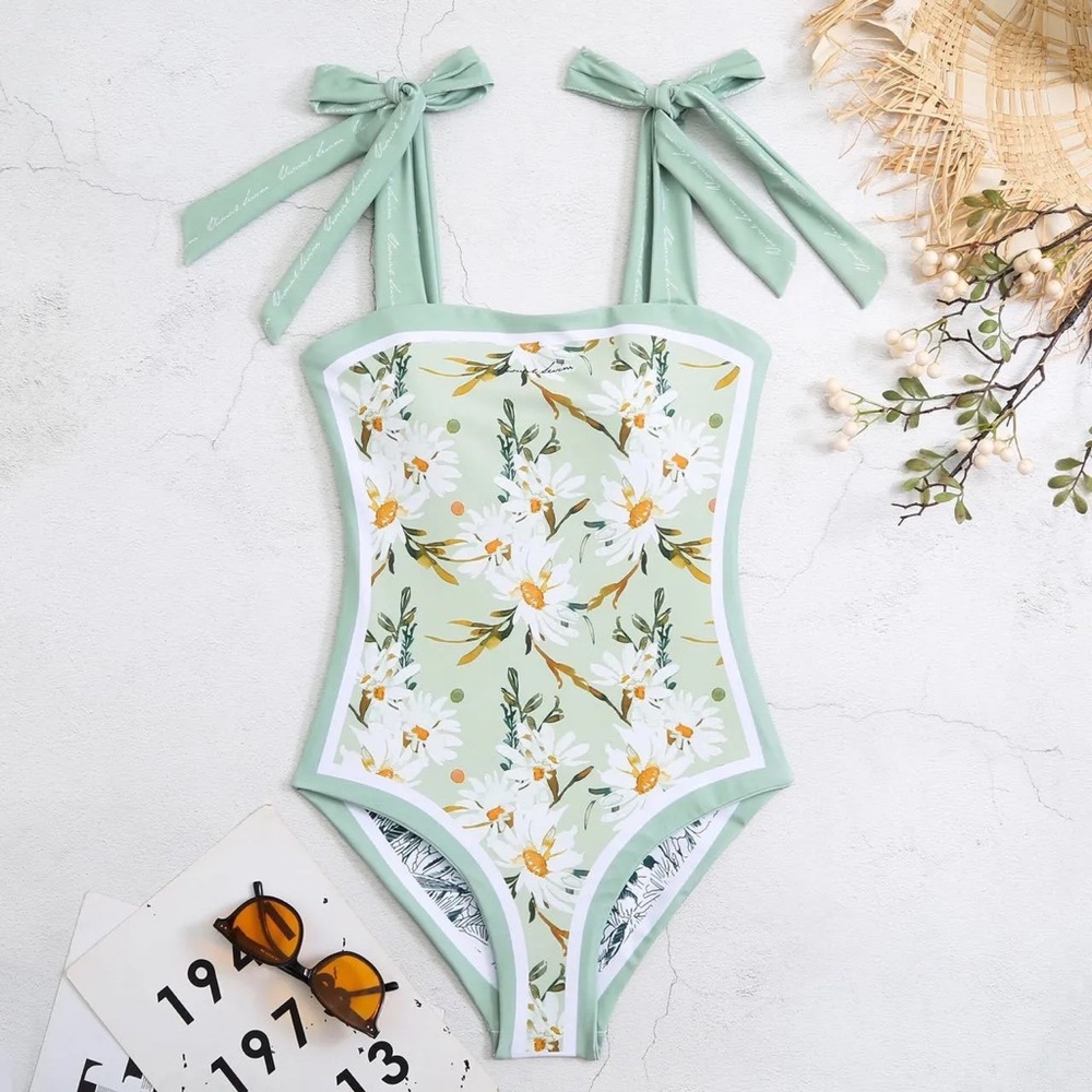 Vintage inspired Floral One-Piece Swimsuit with Square Neckline - Picture 5 of 8